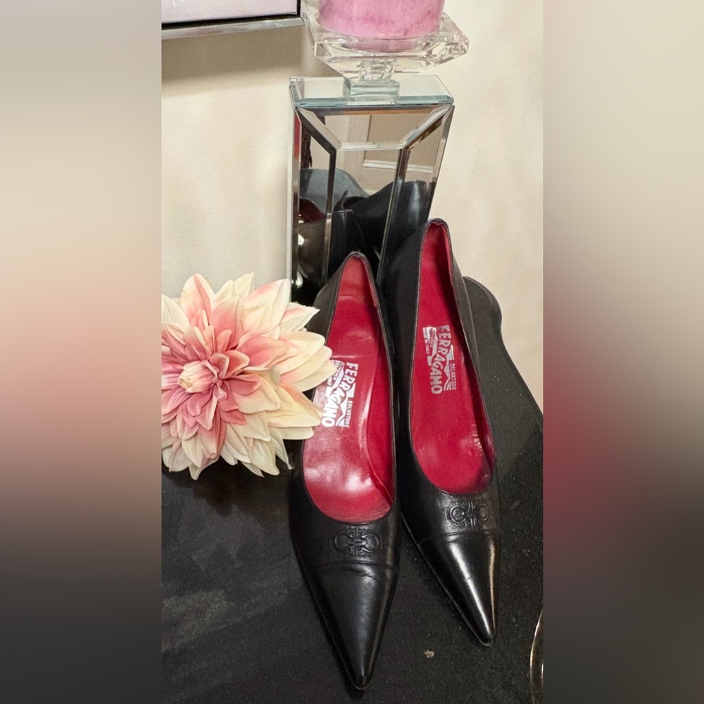 Beautiful leather authentic Salvatore Ferragamo pumps!